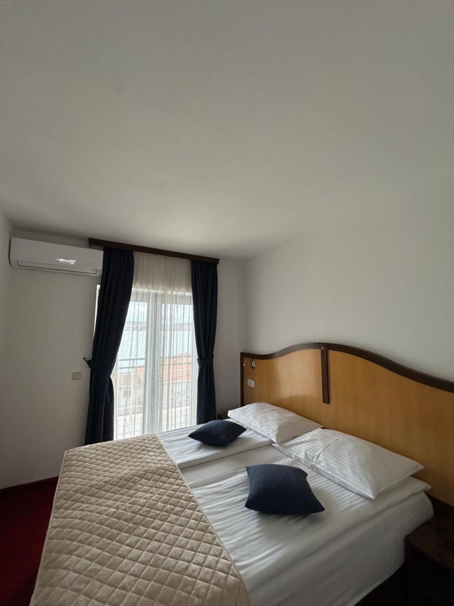 Hotel Bavaria Trogir Donji Seget Eksteriør billede