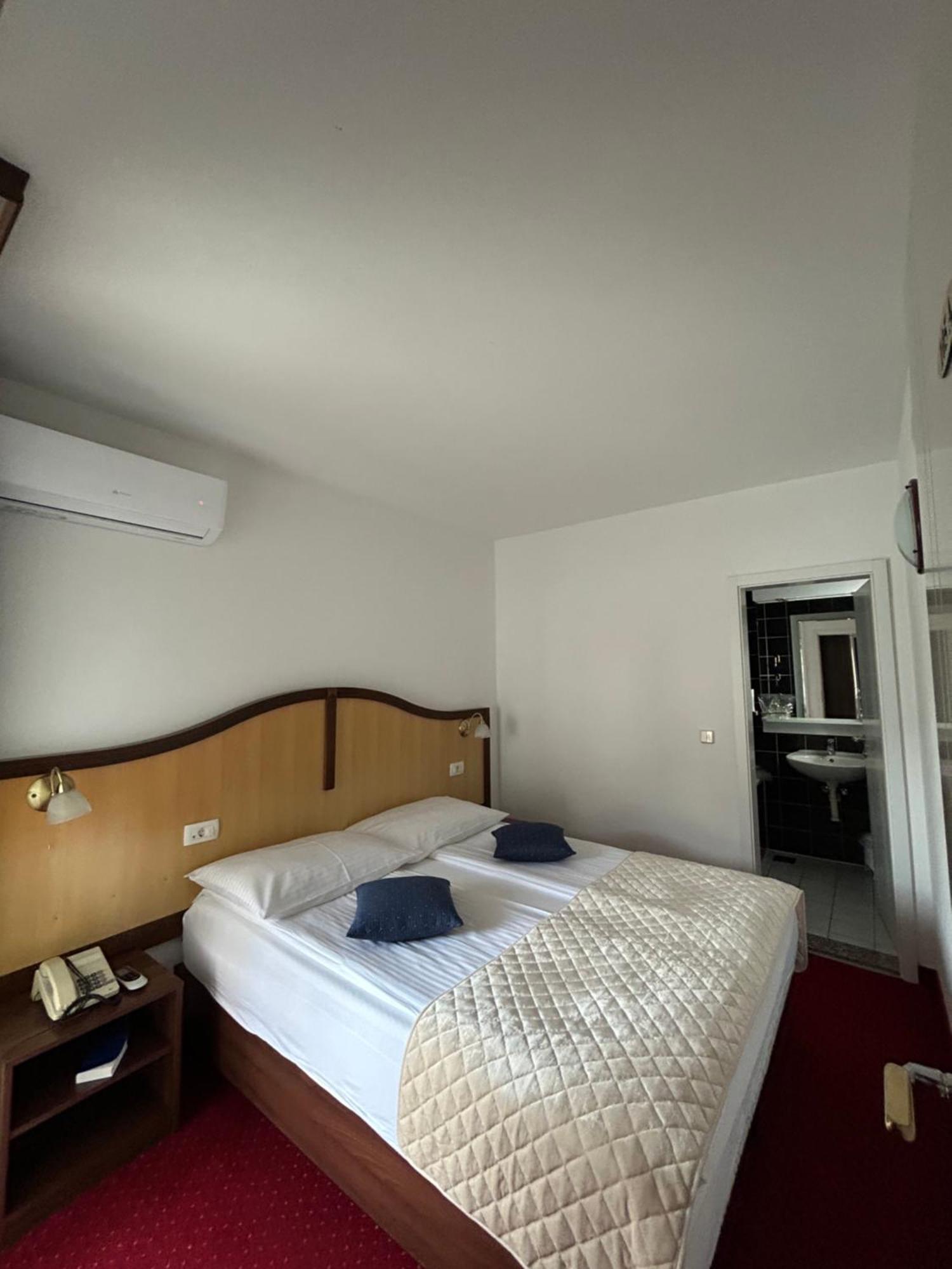 Hotel Bavaria Trogir Donji Seget Eksteriør billede