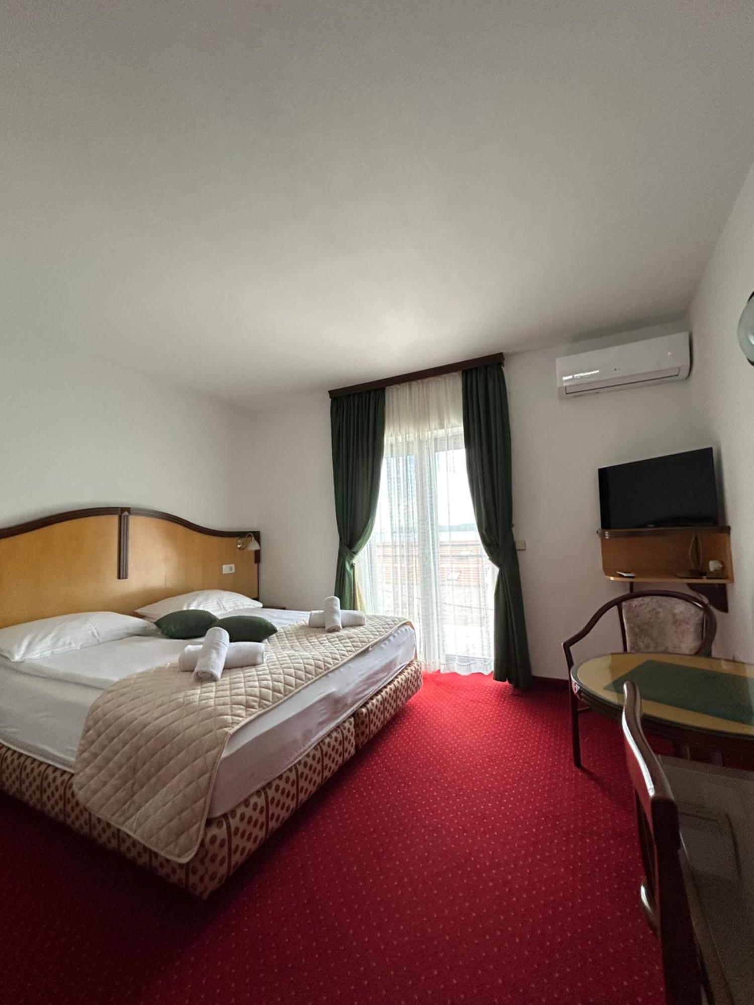 Hotel Bavaria Trogir Donji Seget Eksteriør billede