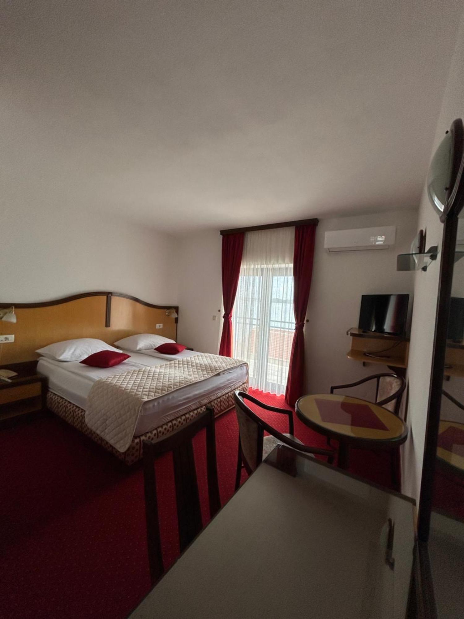 Hotel Bavaria Trogir Donji Seget Eksteriør billede