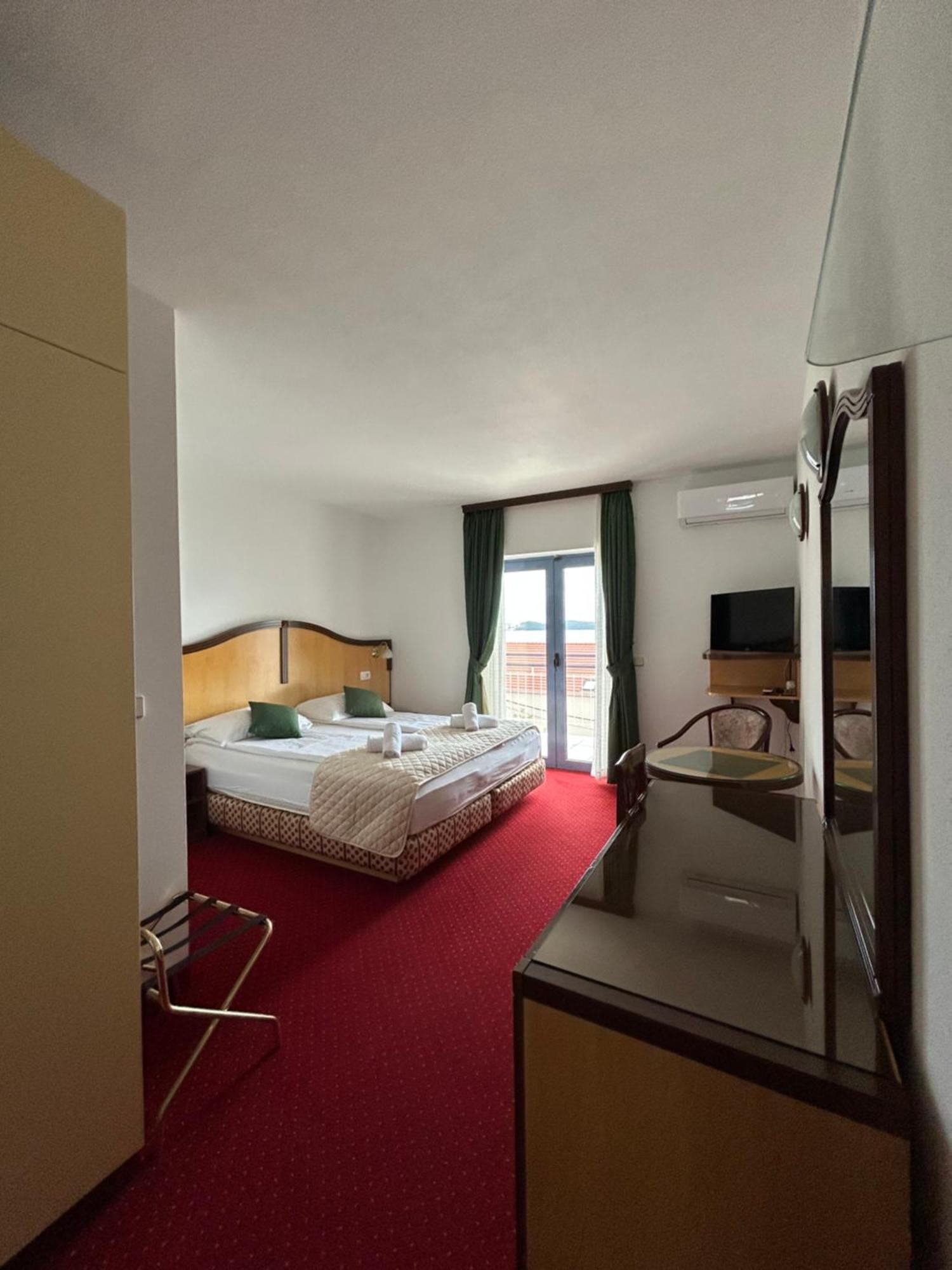 Hotel Bavaria Trogir Donji Seget Eksteriør billede